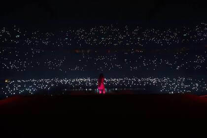 Ariana Grande cantando "Somewhere Over The Rainbow" en su show sold out en DirecTV Arena