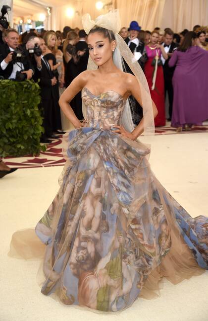 Ariana Grande en Vera Wang con un vestido que replica frescos de la Capilla Sixtina