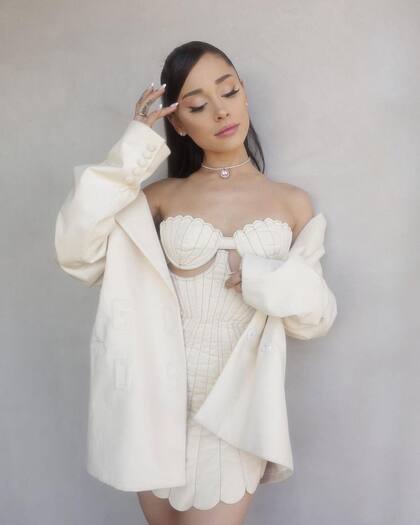 Ariana Grande fue señalada por los s tras su vínculo con Ethan Slater