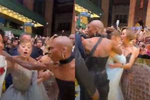 Qué le pasó a Ariana Grande durante una alfombra roja en Singapur