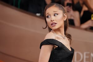 Ariana Grande y su opinión frente a la portada de una revista en la que apareció con seis dedos
