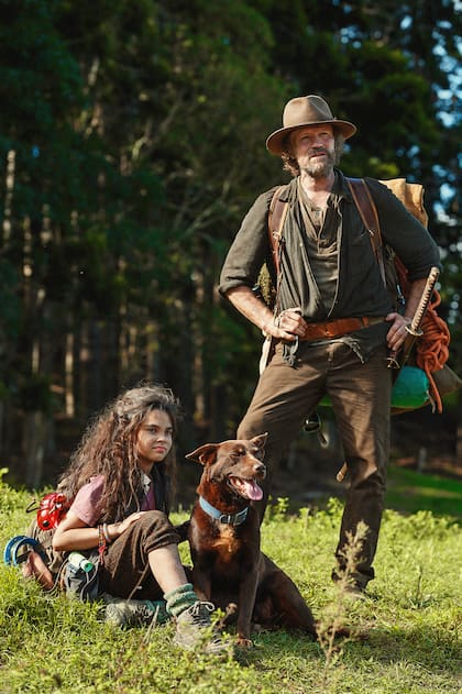 Ariana Greenblatt y Michael Rooker interpretan a Minnow y Clyde en Amor y monstruos, el nuevo estreno de Netflix