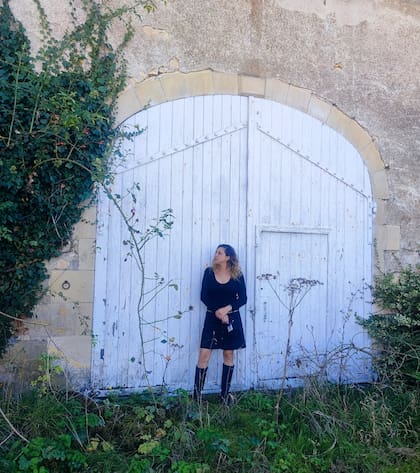 Ariana Harwicz en su casa en Francia, fotografiada por su hijo