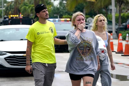 Ariana Hevia, de New Orelans, camina cerca del área del colapso en Miami