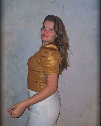 Ariana Stoll tiene 21 años, se recibió hace un mes y fue elegida por Juana Viale para vestirla en uno de sus programas