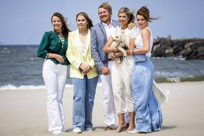 Ariane, Amalia, Guillermo Alejandro, Máxima con su perro Mambo en brazos y Alexia, la familia real de los Países Bajos.