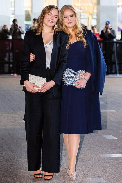 Ariane, con 16 años recién cumplidos, llevó un traje de saco y pantalón de Sandro Paris con un top lencero en blanco, a juego con el esmalte de sus uñas y el sobre de Marina. Amalia lució un vestido midi de LK Bennet, abrigo de Natan, stilettos de Aquazzura y minibolso de Asos.
