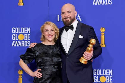 La productora Arianne Sutner y el director Chris Butler celebran el Globo de Oro que ganaron en 2020 por Sr. Link, derrotando a Toy Story 4 y Frozen 2.