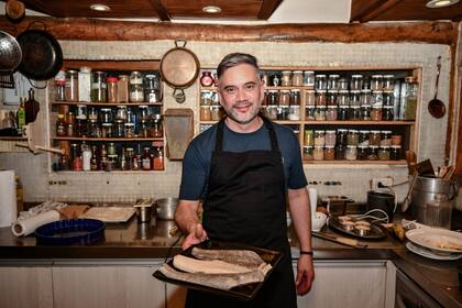 Ariel abre su casa al público para que coma delicias.