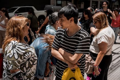 Ariel Acosta de 20 años acompañado de su madre