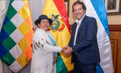 Ariel Basteiro, embajador de Argentina en Bolivia, y la canciller Celinda Sosa