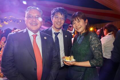 Ariel Bluftstein, relaciones internacionales de DAIA, junto al ministro consejero del Japón, Shimada Kenji, y su esposa Tomoko