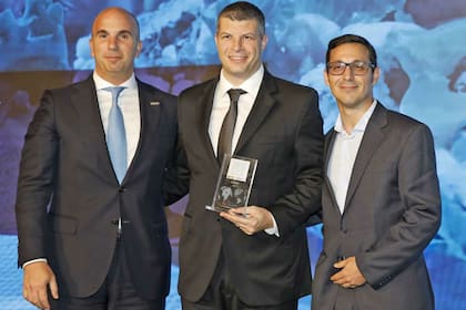 Ariel Desanto, gerente de Banca Corporativa de Banco Galicia, que organizó el premio con Exponenciar, y Alejandro Marinoni y David Nahum, de Saputo