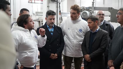Ariel Díaz, socio de la cooperativa, Gustavo Menéndez, intendente; Germán Berardi, gerente del frigorífico; José Alejandro Benseny, contador; Javier Rodríguez, ministro de Desarrollo Agrario