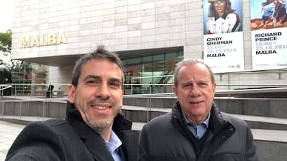 Ariel, el hijo mayor y actual presidente de Chungo, junto a Jorge Davalli.