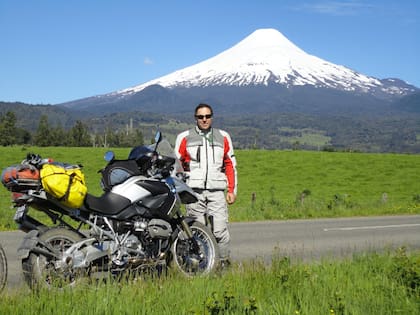 Ariel Giaccaglia muchos años atrás, frente al volcán Osorio, en Chile
