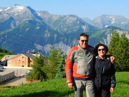 Ariel Giaccaglia y su mujer, Mónica, en Alpe d'Huez, Francia