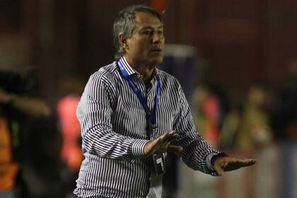 Ariel Holan, al borde de la cancha; el DT no pierde el optimismo