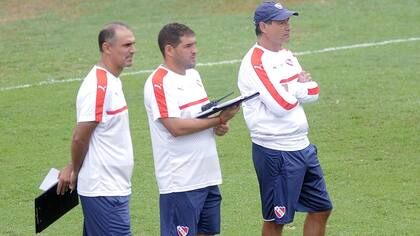 Aquellos días con Ariel Holan... Stillitano al medio, junto con Branda, otro colaborador del ex DT de Defensa y Justicia