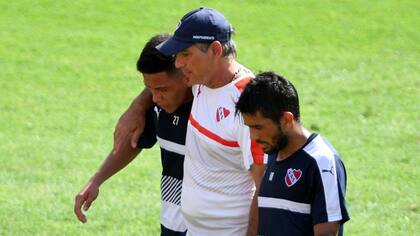 Ariel Holan junto a Ezequiel Barco y Walter Erviti, a quien algunos dirigentes le preguntaron si quería asumir como DT