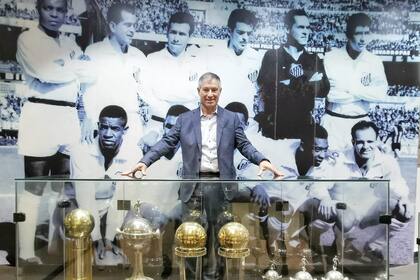 Ariel Holan posa con el mural del Santos de Pelé de fondo