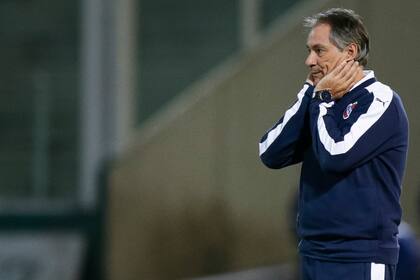 Ariel Holan se involucró de lleno en el mercado de pases, pensando en las conveniencias del Rojo