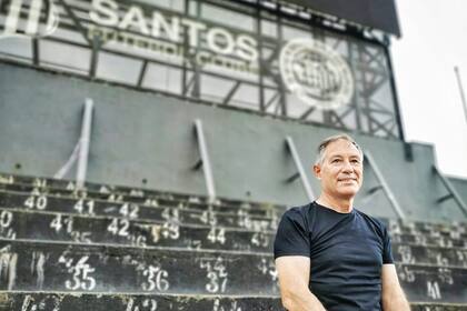 Ariel Holan ya recorrió el estadio de Vila Belmiro