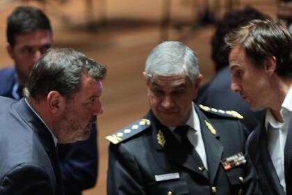 Ariel Lijo habla con Roberto García Moritán, esta semana, en el acto por el Día del Holocausto