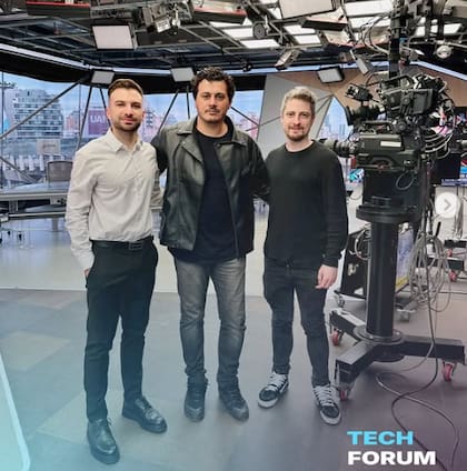 Ariel Parkinson (centro), con Mauricio Novelli y Manuel Terrones Godoy, al terminar una entrevista en TN, en octubre de 2024