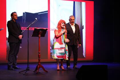 Ariel Perrotti junto a Linda Peretz, presidenta de La Casa del Teatro, en el discurso apertura de la reinauguración