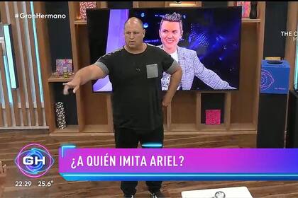 Ariel replicó las actitudes de su compañero (Captura video)