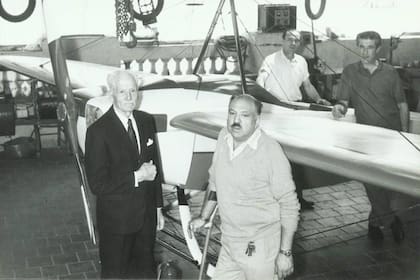 Ariel Rietti en la etapa de construcción del aeroplano Golondrina V en su casa/taller de Almagro