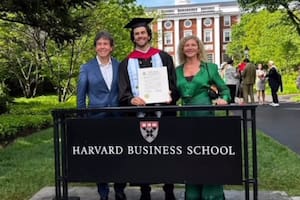 La emoción de Ariel Rodríguez Palacios porque su hijo se graduó en Harvard