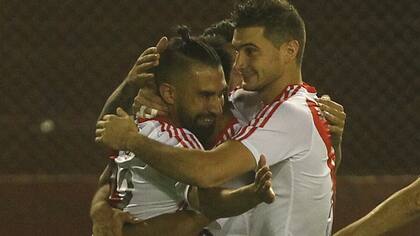 Ariel Rojas festeja con Alario el primer gol de River