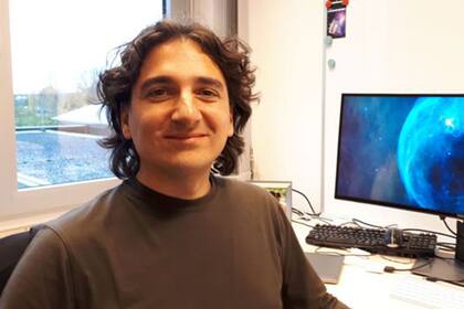 Ariel Sánchez se doctoró en astronomía en la Universidad Nacional de Córdoba, en Argentina, y desde 2008 es investigador científico del Instituto Max Planck de Física Extraterrestre en Garching, Alemania.