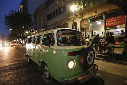 Ariel Santillán creó un emprendimiento que se llama Bue Pizza Tour que ofrece la propuesta de subirse con un grupo de amigos y hacer un recorrido tres de las pizzerías más icónicas de Buenos Aires.