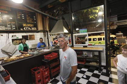 Ariel Santillán esperando las icónicas pizzas de La Mezzeta para el tour de amigos