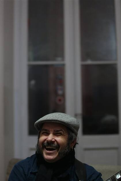 Ariel Sanzo sonríe en la previa de un ensayo con su banda Pez