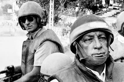 Ariel Sharon ingresa en un tanque a Beirut, en el Líbano durante la ocupación de Israel a esas tierras en 1982