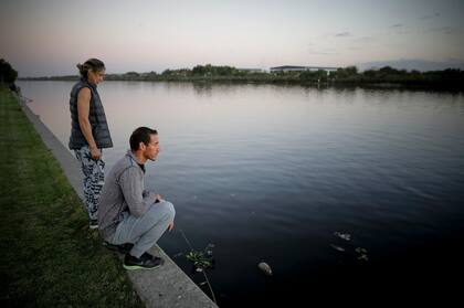 Ariel Suárez y Milka Kraljev observan el mal estado de la pista de remo de Tigre