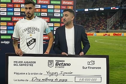 Ariel Vallejo, dueño de Sur Finanzas, entregando un premio