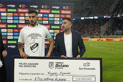 Ariel Vallejo entregó a Ignacio Vazquez, jugador de Platense, un premio a mejor jugador del semestre