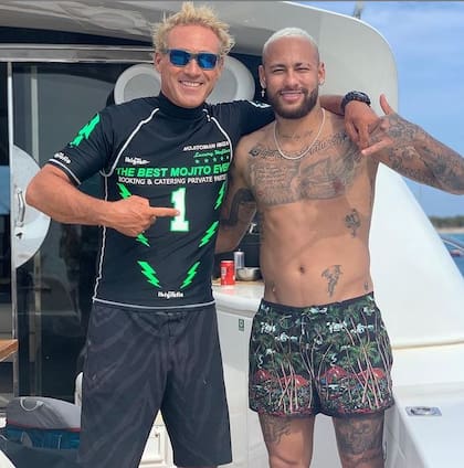 Ariel vende sus mojitos a las personalidades más reconocidas del mundo que eligen las exclusivas playas de Ibiza para disfrutar de sus vacaciones. En la foto junto al futbolista brasileño Neymar, delantero del Paris Saint-Germain de Francia.