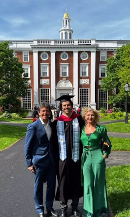 Ariel y Valeria junto a su hijo Gaspar, que finalizó sus estudios en Harvard (Foto: Instagram @arielrodriguezpalacios)