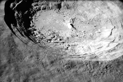 Aristarco es un cráter de 40 kilómetros de diámetro que tiene solo 3,7 kilómetros de profundidad