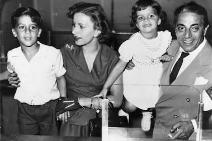 Aristóteles Onassis (1906 - 1975) con su primera esposa, Athina (Tina), y sus hijos Alexander (1948 - 1973) y Christina. (Photo by Keystone/Getty Images)