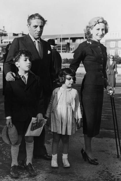 Aristóteles Onassis –Ari para los amigos– junto a su mujer Tina y sus hijos, Alexander y Christina, en la botadura de uno de sus petroleros, en 1954.  