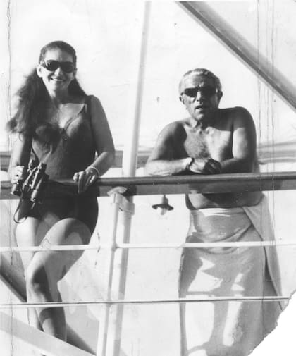 Aristoteles Onassis y Maria Callas en el yate del magnate en Nassau