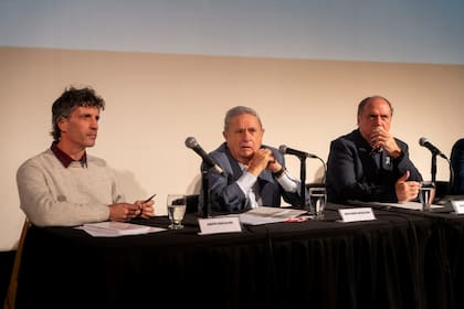 Aritz Recalde, Duhalde y DanielBozzani, este miércoles, en la presentación que fue interrumpida