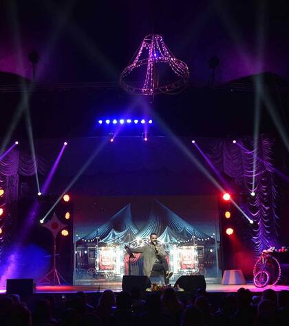 Arjona apareció en un escenario montado en el Circo Rodas